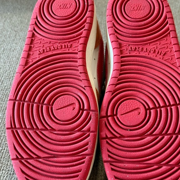 Nike Orange and White Sneakers with Classic Design - Picture 5 of 8